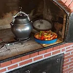 Prenociste Sara *