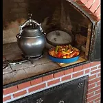 Prenociste Sara