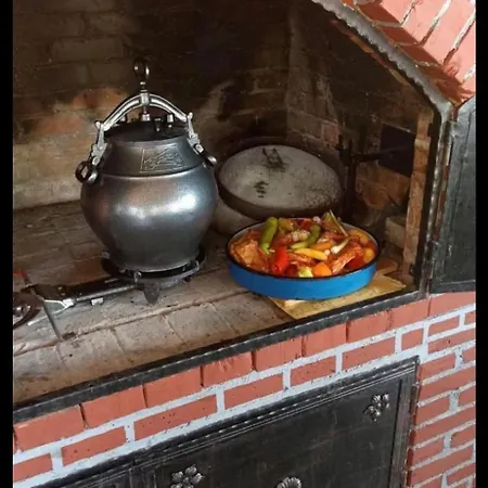 Prenociste Sara
